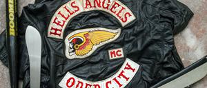 Rocker-Kutte und Waffen der Hells Angels (Archivfoto).