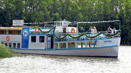Altes, aber geliebtes Eisen. Bisher schippert die Hertha noch auf der Kyritzer Seenkette in der Prignitz. Nach dem Willen des Käufers soll sie aber bald in Berlin vor Anker gehen.