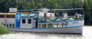 Altes, aber geliebtes Eisen. Bisher schippert die Hertha noch auf der Kyritzer Seenkette in der Prignitz. Nach dem Willen des Käufers soll sie aber bald in Berlin vor Anker gehen.