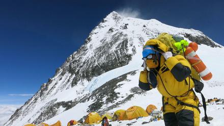 Rettungskräfte suchen im Mai 2016 nach zwei verschwundenen indischen Bergsteigern am Mount Everest.