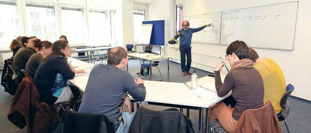 Tropfen und Hufeisen. Das Entschlüsseln und Schreiben der arabischen Schriftzeichen ist die Grundlage der Sprachkurse, die Lehrer wie Otmane Lihiya an den Berliner Volkshochschulen anbieten.