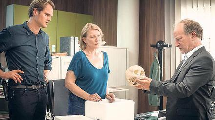 Sein oder nicht sein. Die Kommissare Felix Voss (Fabian Hinrichs, li.) und Paula Ringelhahn (Dagmar Manzel) bringen dem Polizeipräsidenten (Stefan Merki) den Schädel.