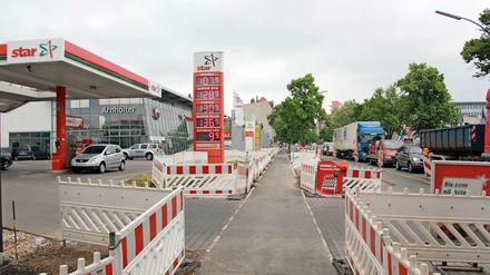Während sich auf der verbliebenen Fahrbahn die Fahrzeuge stauen bleiben der Tankstelle die Kunden aus.