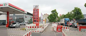 Während sich auf der verbliebenen Fahrbahn die Fahrzeuge stauen bleiben der Tankstelle die Kunden aus.