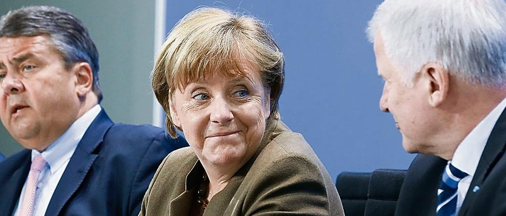 Der Bundeswirtschaftsminister und Vize-Kanzler Sigmar Gabriel (SPD, l), Bundeskanzlerin Angela Merkel (CDU) und der CSU-Vorsitzende Horst Seehofer.