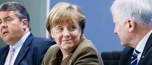 Der Bundeswirtschaftsminister und Vize-Kanzler Sigmar Gabriel (SPD, l), Bundeskanzlerin Angela Merkel (CDU) und der CSU-Vorsitzende Horst Seehofer.
