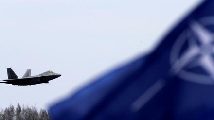 Ein US-Kampfjet fliegt über eine Basis in Litauen hinweg. Die Nato will ihr Engagement in Osteuropa verstärken. 