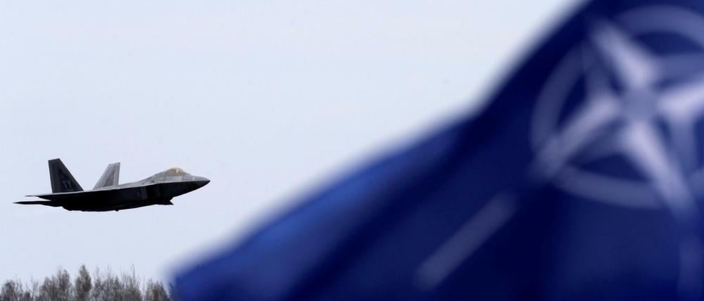 Ein US-Kampfjet fliegt über eine Basis in Litauen hinweg. Die Nato will ihr Engagement in Osteuropa verstärken.
