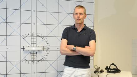 Mit der Tangentenskala in Klaus Rüthers Praxis lässt sich der Schielwinkel bestimmen.