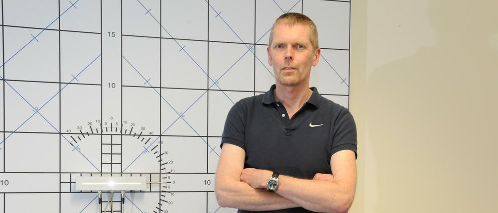 Mit der Tangentenskala in Klaus Rüthers Praxis lässt sich der Schielwinkel bestimmen.