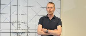 Mit der Tangentenskala in Klaus Rüthers Praxis lässt sich der Schielwinkel bestimmen.