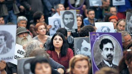 Am 24. April 2016 erinnert ein Demonstrationszug in Istanbul an die osmanischen Massaker an den Armeniern.