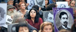 Am 24. April 2016 erinnert ein Demonstrationszug in Istanbul an die osmanischen Massaker an den Armeniern.