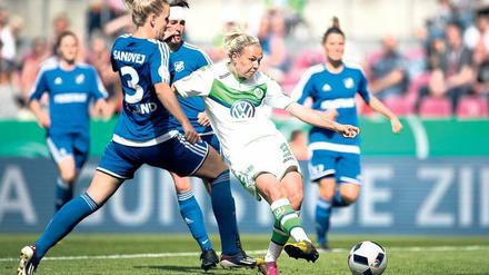 Moment der Entscheidung. Zsanett Jakabfi trifft zum 2:1 für den VfL Wolfsburg. 