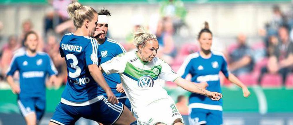 Moment der Entscheidung. Zsanett Jakabfi trifft zum 2:1 für den VfL Wolfsburg.