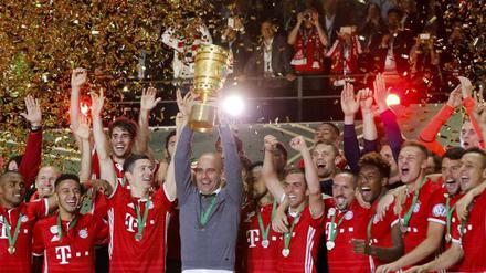 Sein letzter großer Fang. Pep Guardiola verabschiedet sich mit dem Double aus Meisterschaft und Pokal vom FC Bayern.