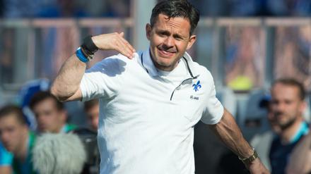 Darmstadts Trainer Dirk Schuster gibt vom Spielfeldrand Anweisungen.