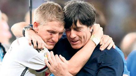 Enge Bindung. Bundestrainer Joachim Löw (rechts nach dem WM-Finale in Rio) will seinem Kapitän Bastian Schweinsteiger genügend Zeit einräumen, sich von der im März erlittenen Knieverletzung zu erholen. 