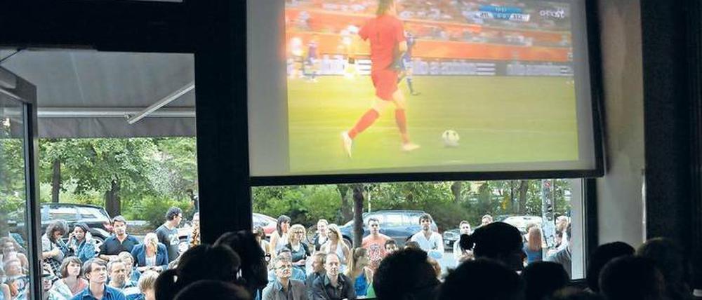 Public Viewing, nicht nur auf der Fanmeile, lockt Diebe und andere Kriminelle oft an.