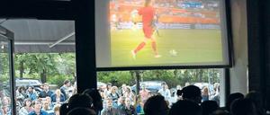 Public Viewing, nicht nur auf der Fanmeile, lockt Diebe und andere Kriminelle oft an.