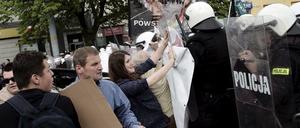 Polnische Nationalisten treffen mit der Polizei zusammen.