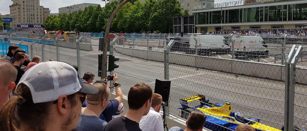 Wusch und weg: Ein E-Renner auf der Karl-Marx-Allee.