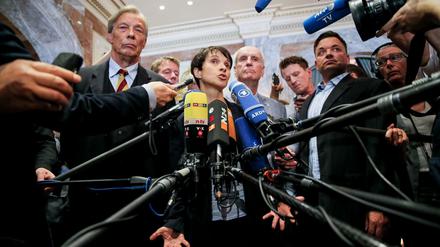 Die AfD-Vorsitzende Frauke Petry vor den Mikrofonen, nachdem das Gespräch mit dem Zentralrat der Muslime abgebrochen wurde.