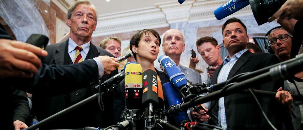 Die AfD-Vorsitzende Frauke Petry vor den Mikrofonen, nachdem das Gespräch mit dem Zentralrat der Muslime abgebrochen wurde.