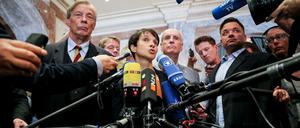 Die AfD-Vorsitzende Frauke Petry vor den Mikrofonen, nachdem das Gespräch mit dem Zentralrat der Muslime abgebrochen wurde. 