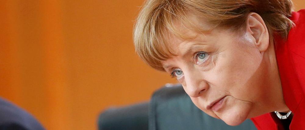 Angela Merkel kritisiert, dass die Immunität von vielen Abgeordneten des türkischen Parlaments aufgehoben wurde.