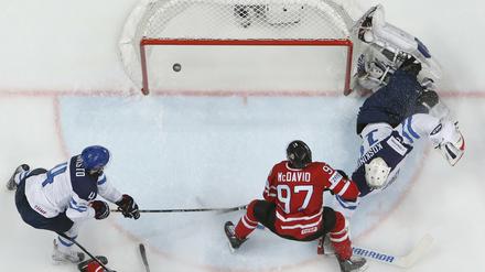 Die frühe Vorentscheidung. Connor McDavid trifft zum 1:0 für Kanada.