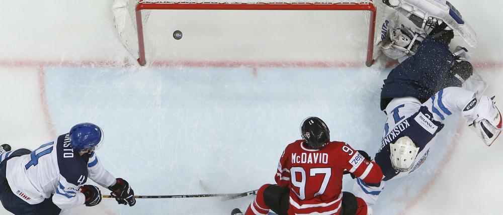 Die frühe Vorentscheidung. Connor McDavid trifft zum 1:0 für Kanada.