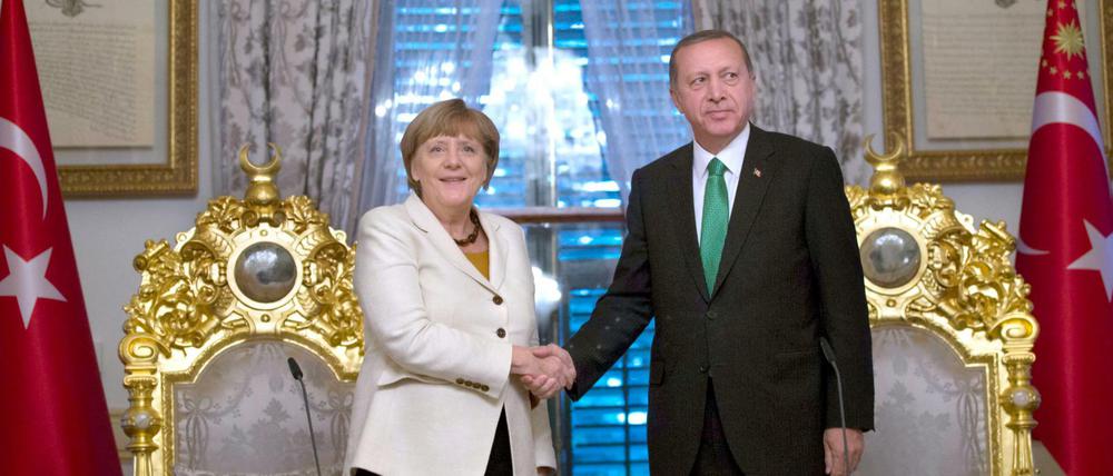 Der türkische Präsident Recep Tayyip Erdogan und Bundeskanzlerin Angela Merkel (CDU) geben sich am 19.10.2015 bei einem Treffen in Istanbul (Türkei) die Hand.