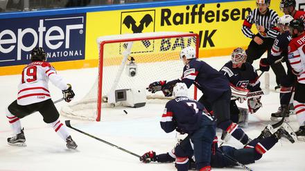 Am Getümmel vorbei. Derick Brassard (links) trifft zum 3:3 für Kanada.