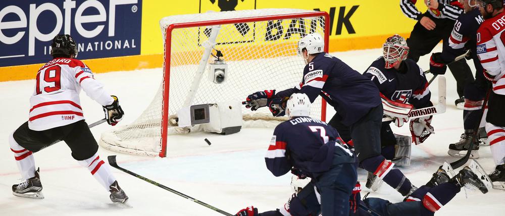 Am Getümmel vorbei. Derick Brassard (links) trifft zum 3:3 für Kanada.