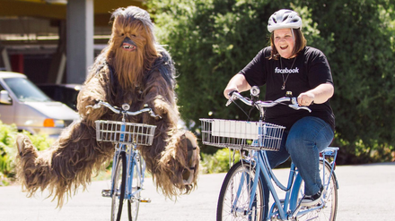 Mit ihrem Video erreichte Candace Payne Millionen, dann durfte sie einen Tag mit Chewbacca verbringen. 