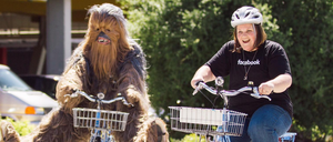 Mit ihrem Video erreichte Candace Payne Millionen, dann durfte sie einen Tag mit Chewbacca verbringen. 