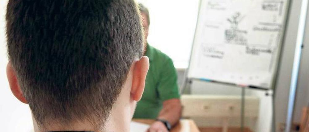 Menschen und Akten: Bewährungshelfer Schröder (verdeckt) ordnet beides.