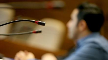Der Angeklagte Arman J. sitzt am Montag in Köln im Landgericht und wird gefilmt. Nach dem tödlichen Raser-Unfall ist der Angeklagte zu einer Haftstrafe von zwei Jahren und neun Monaten verurteilt worden.