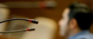 Der Angeklagte Arman J. sitzt am Montag in Köln im Landgericht und wird gefilmt. Nach dem tödlichen Raser-Unfall ist der Angeklagte zu einer Haftstrafe von zwei Jahren und neun Monaten verurteilt worden.