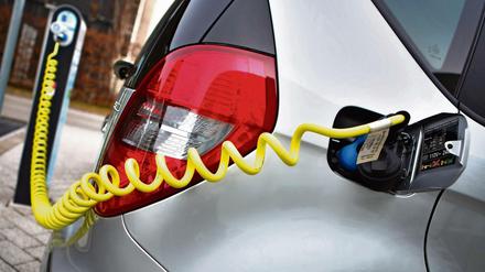 Tanken mit Strom. Bei den Neuzulassungen von Elektroautos gibt es eine deutliche Tendenz nach oben.