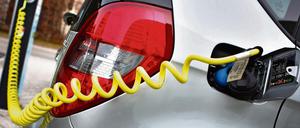 Tanken mit Strom. Bei den Neuzulassungen von Elektroautos gibt es eine deutliche Tendenz nach oben. 