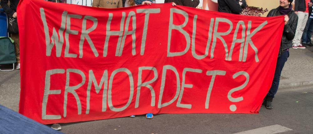 "Wer hat Burak ermordet?" Das fragen sich einige Menschen bei einer Demonstration zum Gedenken an den 22-jährigen Burak Bektas.
