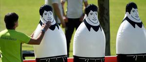 Streicheleinheit. Joachim Löw hat das Training mit der Nationalmannschaft aufgenommen.
