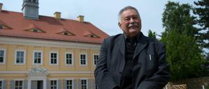 Der Historiker Johannes Burkhardt vor dem Richard-Wagner-Haus in Graupa (Sachsen).