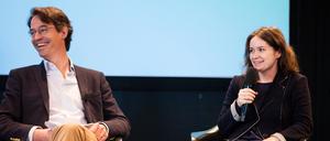 Geigerin Patricia Kopatchinskaja und Intendant Sebastian Nordmann bei der Jahrespressekonferenz 2016/17