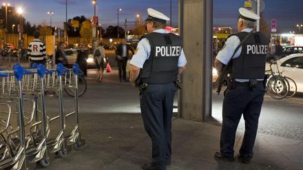 Ein Randalierer trat auch einen Beamten der Bundespolizei. Der Polizist blieb unverletzt, der Täter floh.