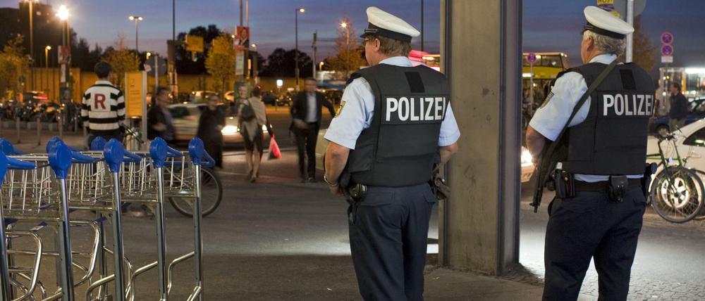 Ein Randalierer trat auch einen Beamten der Bundespolizei. Der Polizist blieb unverletzt, der Täter floh.