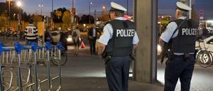 Ein Randalierer trat auch einen Beamten der Bundespolizei. Der Polizist blieb unverletzt, der Täter floh.