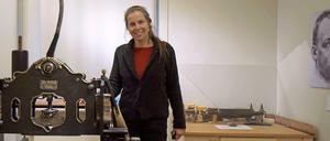 Direktorin Iris Berndt im Käthe-Kollwitz-Museum (hier an einer alten Litografiepresse).